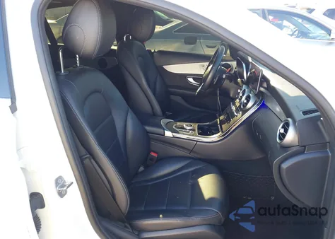 2019 Mercedes-Benz C 300 z USA, uszkodzony, nr VIN 55SWF8DB2KU308776